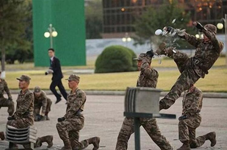 Pyongyang, Kimin yönetiminde hızlı ilerleme kaydeden yasaklı nükleer silahları ve balistik füze programları nedeniyle çok sayıda uluslararası yaptırım altında.
