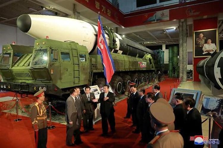 Rejim gazetesi Rodong Simungda yayınlanan fotoğraflarda, Kimin önünde poz verdiği Hwasong-16 füzesi dikkat çekti. Kuzey Korenin en büyük füzesi ilk kez Ekim 2020de gösterildi ancak henüz test edilmedi.