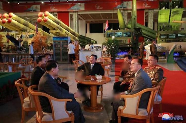 2021 Meşru Müdafaa Sergisinde çekilip resmi haber ajansı KCNA tarafından servis edilen karelerde ayrıca, Kim komutanlarıyla birlikte bir masanın etrafına oturmuş sigara içerken görülüyordu.