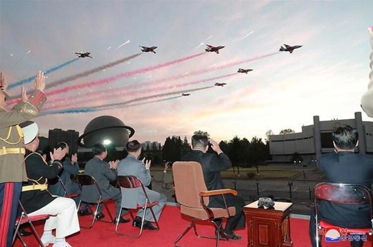 Savaş uçaklarının gösteri uçuşunu da komutanlarıyla birlikte izleyen Kuzey Kore lideri, silah geliştirme programının meşru-müdafaa için olduğunu ve savaş başlatma amacı gütmediğini savundu.