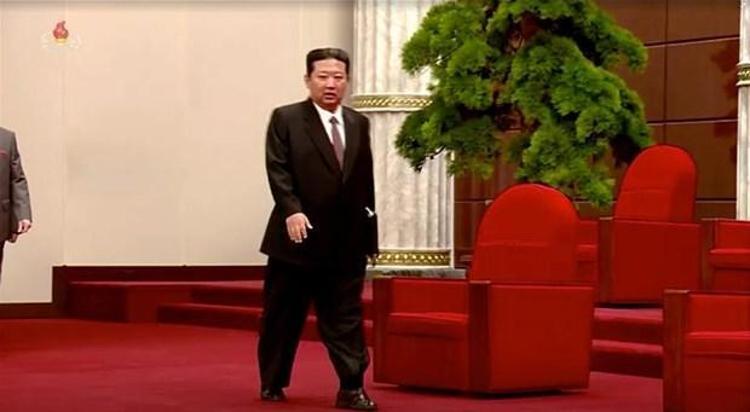 20 kilo veren ve zayıfladığı giydiği kıyafetlerden belli olan Kim Jong-un, yöneticilerine hitap ettiği toplantıya takım elbisenin altına sandalet giyerek gelmişti.
