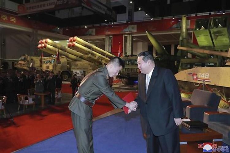 Kimin tercih ettiği sandalet ve çorapların kıtlıkla boğuşan Kuzey Korelilere bir mesaj olduğu belirtiliyor. Zira Kim, konuşmasında ülkesinin amansız bir durumla mücadele ettiğini söyledi.