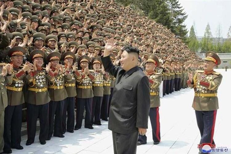 Kimin hızlı kilo kaybı, yeni bir diyetin veya Kuzey Korenin açlıktan ölmek üzere olan nüfusuyla dayanışma göstermek için bir halkla ilişkiler hareketinin sonucu olabilir. Ticaret sorunları ve gıda sorunu, ülkenin kıtlığın eşiğinde olduğu anlamına geliyor.