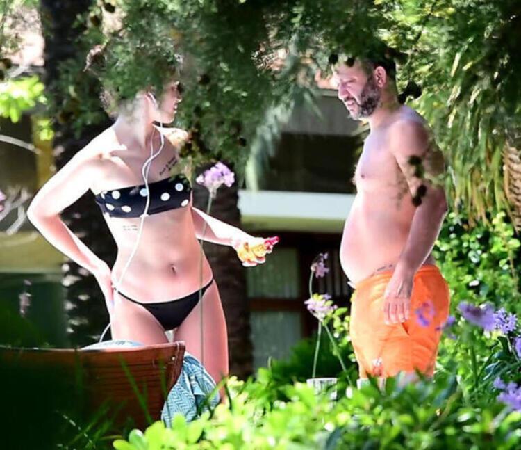 Oyuncu Rıza Kocaoğlu ve yönetmen Burcu Alptekin sarmaş dolaş