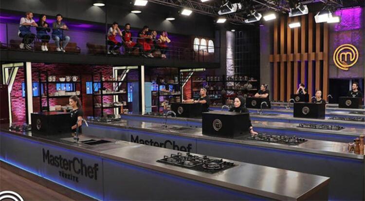 TV8de yayınlanan Masterchef yarışması hız kesmeden devam ediyor. 17 Ekim Pazar akşamı ekrana gelen yeni bölümünde eleme heyecanının yaşandığı MasterChefte potadaki yedi isim canla başla mücadele etti. Yapılan tadım sonrası elenen ismin belli olduğu Masterchefte duygusal anlar yaşandı.