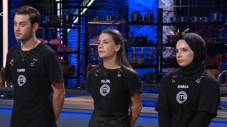 Masterchef heyecanı hız kesmeden devam ediyor. Eleme gecesinin yaşandığı Masterchefte son üçe Rabia, Pelin ve Emre kaldı. Somer Şefin imza tabağını yapan yarışmacılardan Masterchefe veda isim belli oldu.