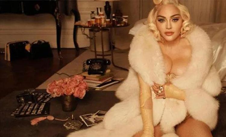 Amerikalı pop yıldızı Madonna sinema efsanesi Marilyn Monroenun 1962deki ölümünü yeniden canlandırdı. İğrenç ve uygunsuz bulunan fotoğraflar nedeniyle Madonna eleştiri yağmuruna tutuldu.