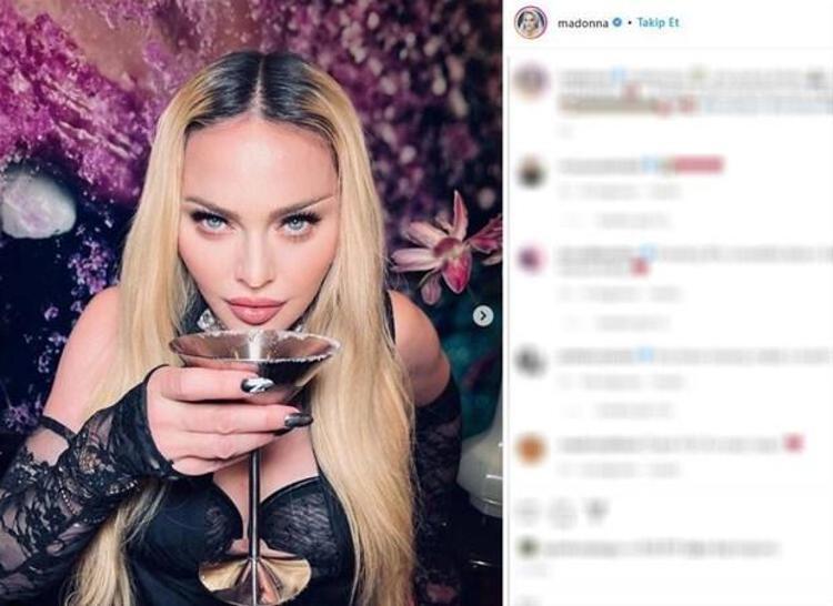 V dergisinin yeni sayısı için 63 yaşındaki şarkıcı, fotoğrafçı Steven Kleina poz verdi.