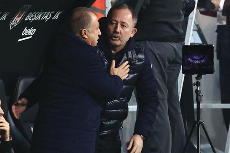 Galatasaraylı futbolcu Mostafa Mohamed, derbide kullandığı penaltı atışını gole çeviremedi. Müsabakanın 79. dakikasında Kerem Aktürkoğlunun yerden şutunda top, ceza sahasında Vidadan sekti.