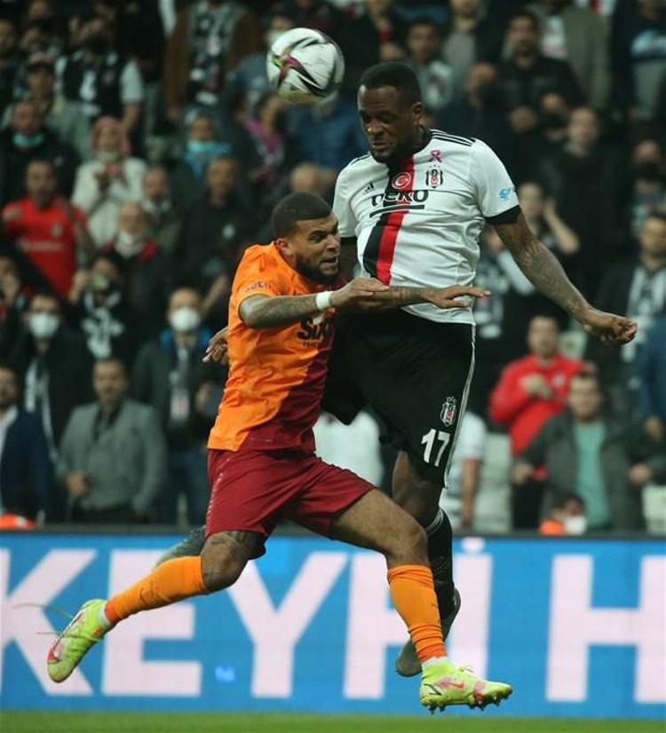 Takımın yediği gollere, yanındaki adama pas atamamasına bak, topa girmekten korkuyolar şutlar etkisiz Muslera desen yan toplarda felç.