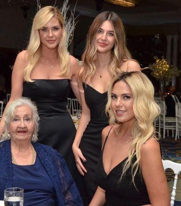 Emine Ünün kardeşi Duyguyu görenler Bu ailede çirkin yok, İkizi gibi, Tıpkısının aynısı yorumlarında bulundu.