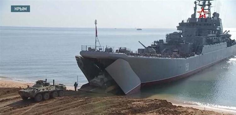 Jetler havalandı Gemiler yola çıktı Savaş...