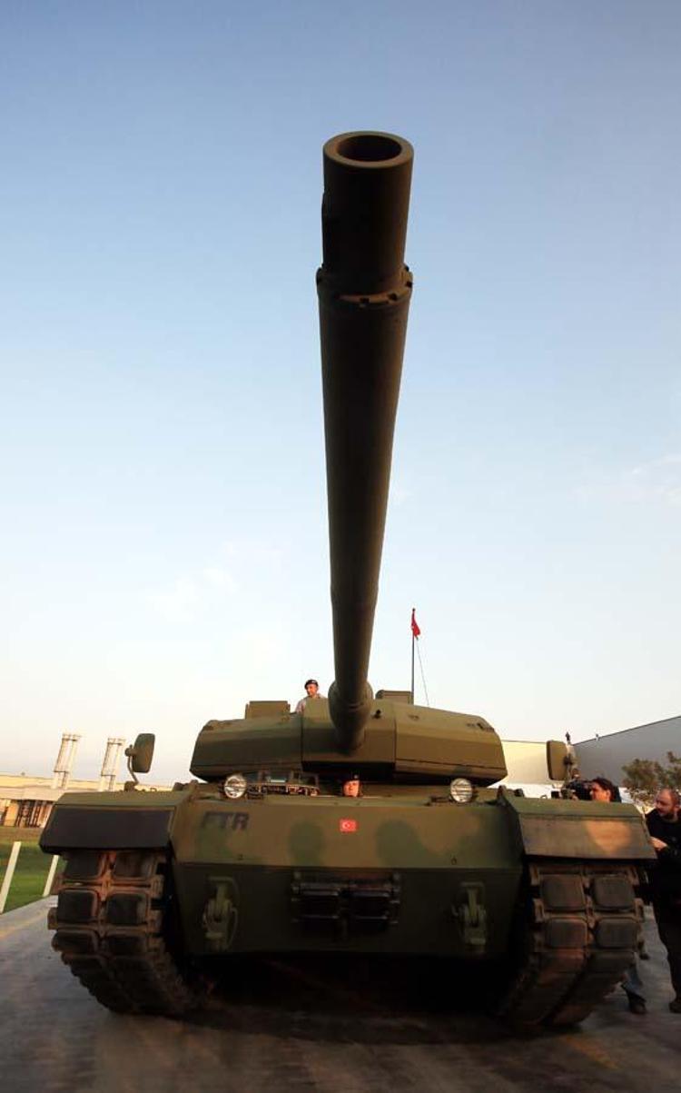 Değişken süspansiyon sistemi sayesinde keskin manevra yapabilme ve üstün arazi yeteneğine sahip.