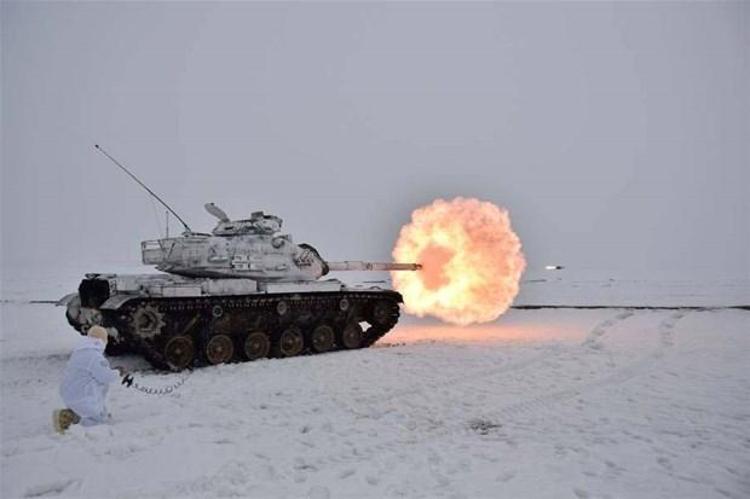 Tankın iç ve dış iletişimini kesecek ve tankın elektronik sistemlerini sekteye uğratılabilecek elektromanyetik silahlara karşı donanımı mevcuttur.