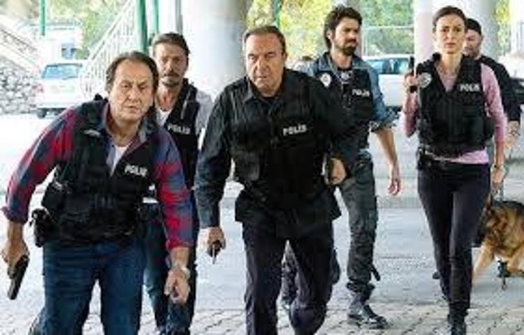 Zafer Ergin diziden ayrılıyor mu Erler Film’den Arka Sokakların Rıza babası hakkında açıklama