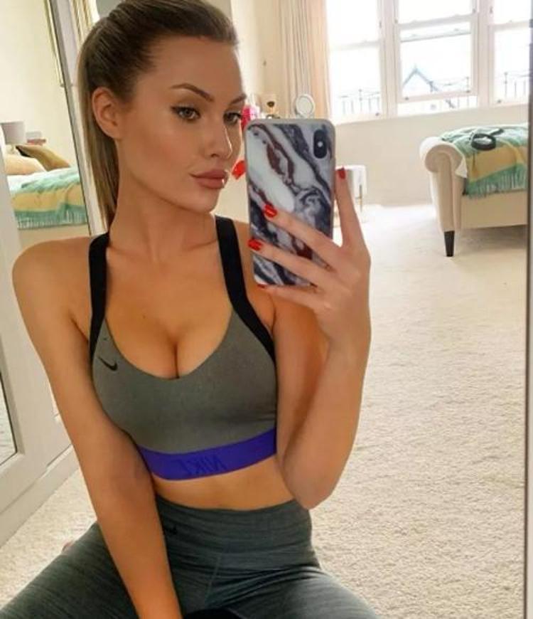 Serdar Ortaçın eski karısı Chloe Loughnan, Instagramı sallıyor