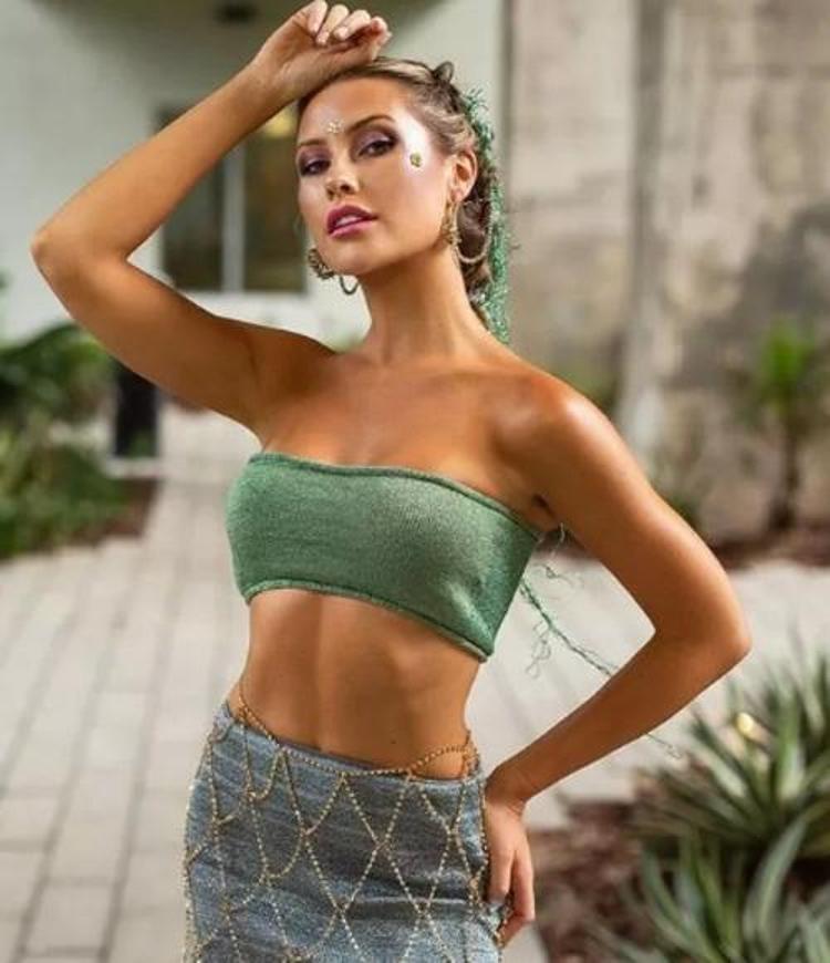 Serdar Ortaçın eski karısı Chloe Loughnan, Instagramı sallıyor
