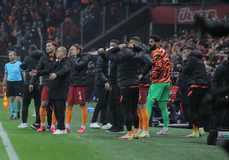 Galatasaray - Fenerbahçe derbisinden sonra kulis bilgisini verdi Eğer Vitor Pereira kaybetseydi Mesut Özil, İrfan Can Kahveci, Kim Min Jae, Berke Özer, Mert Hakan...