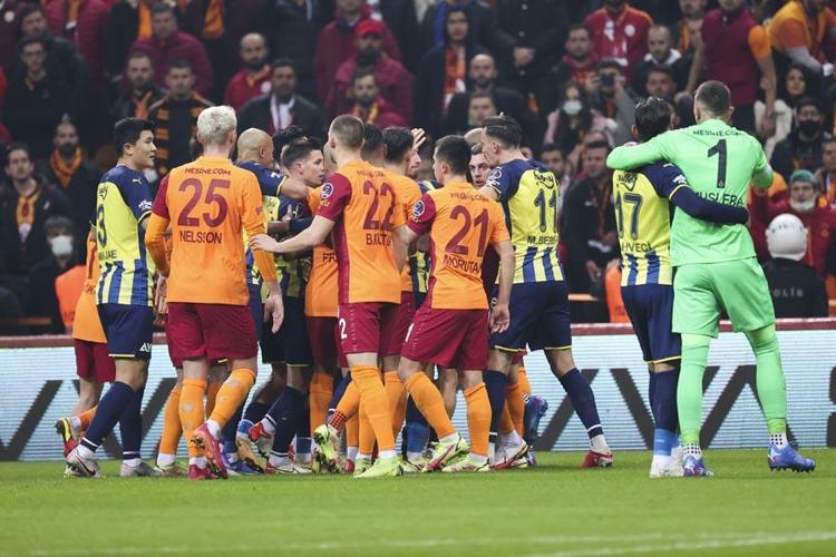 Galatasaray - Fenerbahçe derbisinden sonra kulis bilgisini verdi Eğer Vitor Pereira kaybetseydi Mesut Özil, İrfan Can Kahveci, Kim Min Jae, Berke Özer, Mert Hakan...