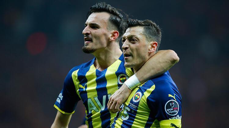 Dün akşam 50 metre depar atıp Galatasarayı devirdi attığı gol Avrupada ses getirdi Mesut Özil hem Ali Koçu hem de Vitor Pereirayı...