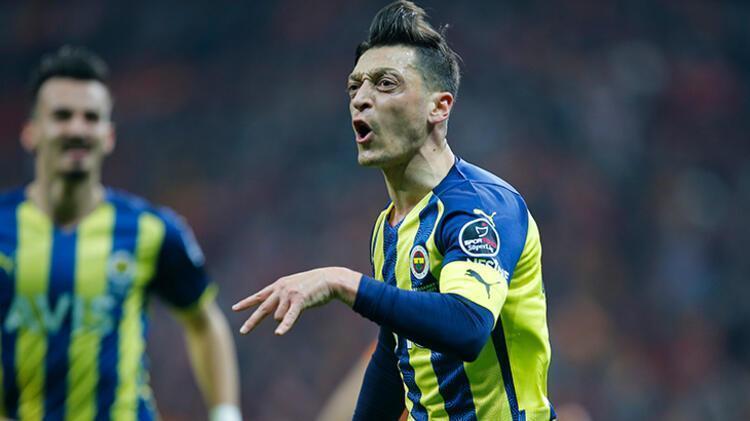 Dün akşam 50 metre depar atıp Galatasarayı devirdi attığı gol Avrupada ses getirdi Mesut Özil hem Ali Koçu hem de Vitor Pereirayı...