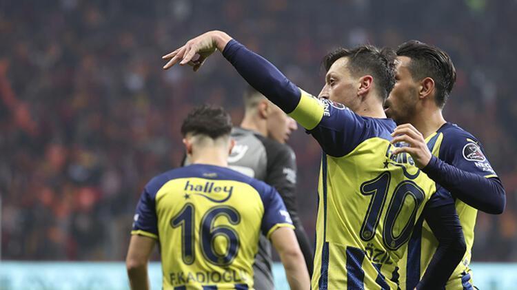 Dün akşam 50 metre depar atıp Galatasarayı devirdi attığı gol Avrupada ses getirdi Mesut Özil hem Ali Koçu hem de Vitor Pereirayı...