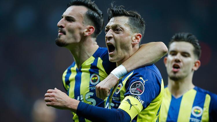 Dün akşam 50 metre depar atıp Galatasarayı devirdi attığı gol Avrupada ses getirdi Mesut Özil hem Ali Koçu hem de Vitor Pereirayı...