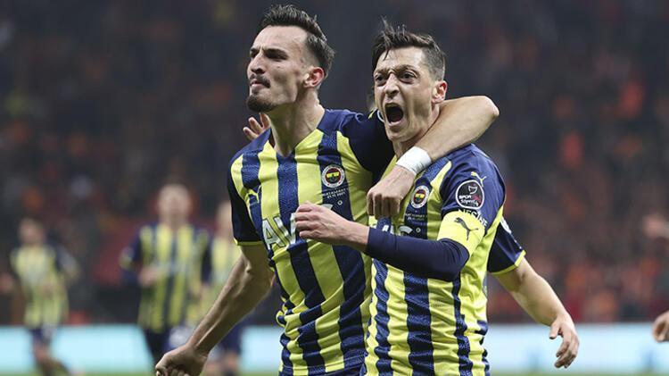 Dün akşam 50 metre depar atıp Galatasarayı devirdi attığı gol Avrupada ses getirdi Mesut Özil hem Ali Koçu hem de Vitor Pereirayı...