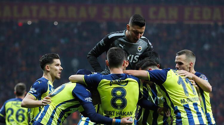 Dün akşam 50 metre depar atıp Galatasarayı devirdi attığı gol Avrupada ses getirdi Mesut Özil hem Ali Koçu hem de Vitor Pereirayı...