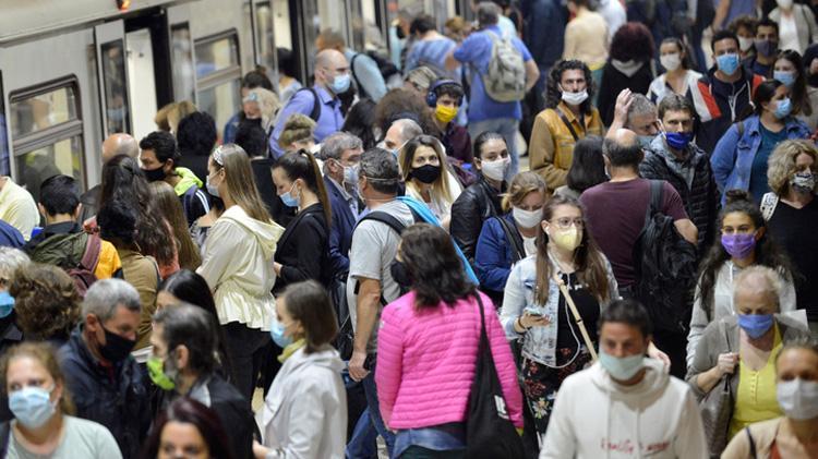 Omicron dünyayı alarma geçirdi Önceki varyantlardan çok farklı Korkunç ve tehlikeli...