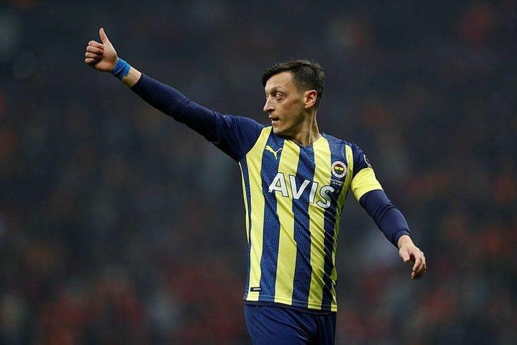Günün en çarpıcı transfer iddiası Vitor Pereira Mesut Özilin yerini dünyaca ünlü yıldız İspanyolla dolduracak Ali Koç Real Madridle görüşmelere...