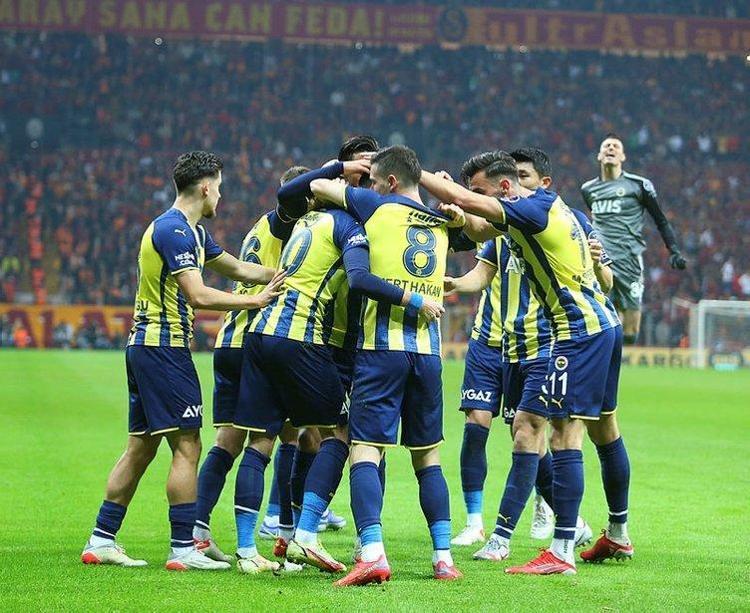 Günün en çarpıcı transfer iddiası Vitor Pereira Mesut Özilin yerini dünyaca ünlü yıldız İspanyolla dolduracak Ali Koç Real Madridle görüşmelere...