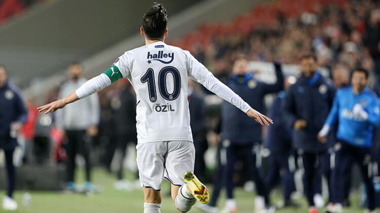 Mesut Özil şov yapmaya devam ediyor ama... Önce Berke Özer sonra Kim Min Jae... Tarihe geçen gol