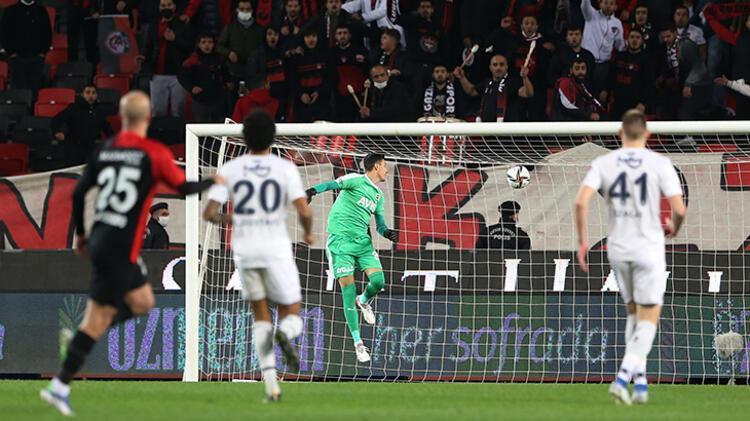 Mesut Özil şov yapmaya devam ediyor ama... Önce Berke Özer sonra Kim Min Jae... Tarihe geçen gol