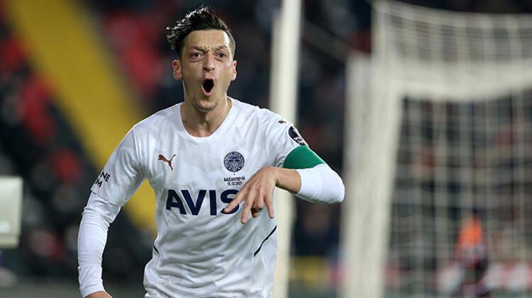 Mesut Özil şov yapmaya devam ediyor ama... Önce Berke Özer sonra Kim Min Jae... Tarihe geçen gol