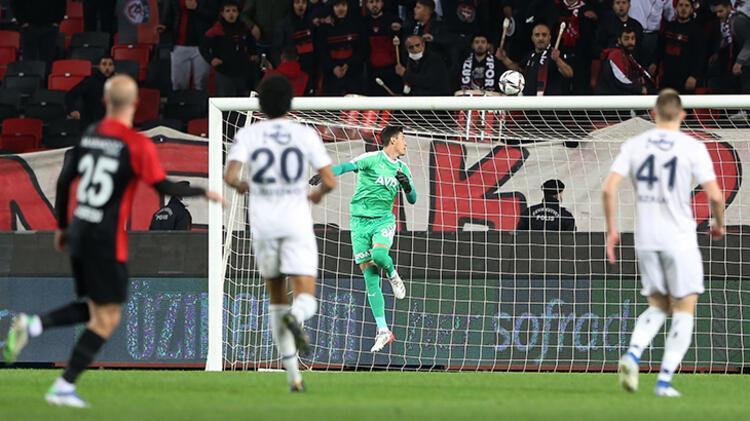 Mesut Özil şov yapmaya devam ediyor ama... Önce Berke Özer sonra Kim Min Jae... Tarihe geçen gol