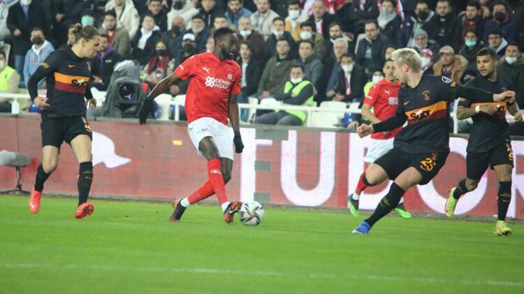 Türkiyenin penaltı dediği Diagnenin pozisyonu olay oldu Muslerayı sakatlayan Luyindama hedefe kondu Neden Luyindama neden