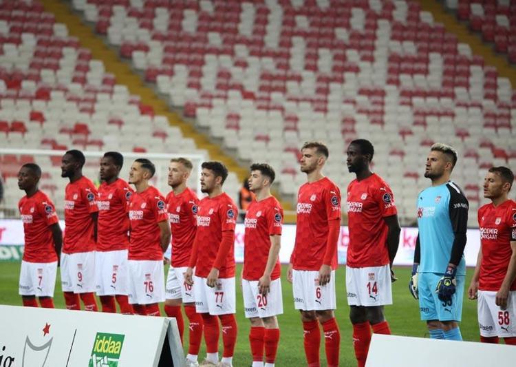Türkiyenin penaltı dediği Diagnenin pozisyonu olay oldu Muslerayı sakatlayan Luyindama hedefe kondu Neden Luyindama neden