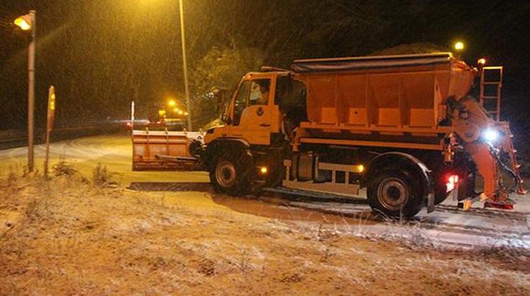 Kar yağışı başladı Meteoroloji son dakika uyarmıştı, günlerce devam edecek Sıcaklık eksiye düşüyor, İstanbul, Ankara ve birçok ilde...