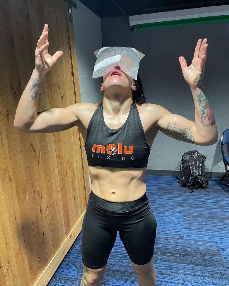 Dünya şampiyonu Amanda Serrano Miriam Gutierrezi tanınmaz hale getirdi 237 yumruk sonrası...