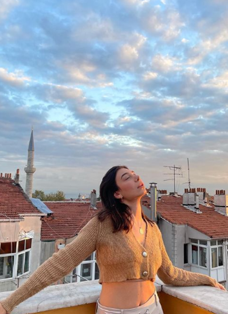 Alemin Kıralı’nın Oben’i Birsu Demir kış günü güneşlendi Yorum yağdı...