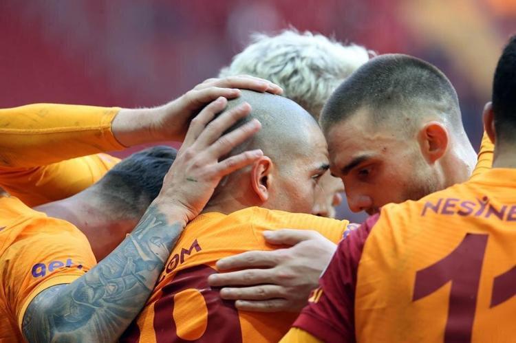 Gelirken Süper Ligin tozunu atacak dendi Fatih Terim 5 ay anca dayanabildi Galatasarayda 4 ayrılık