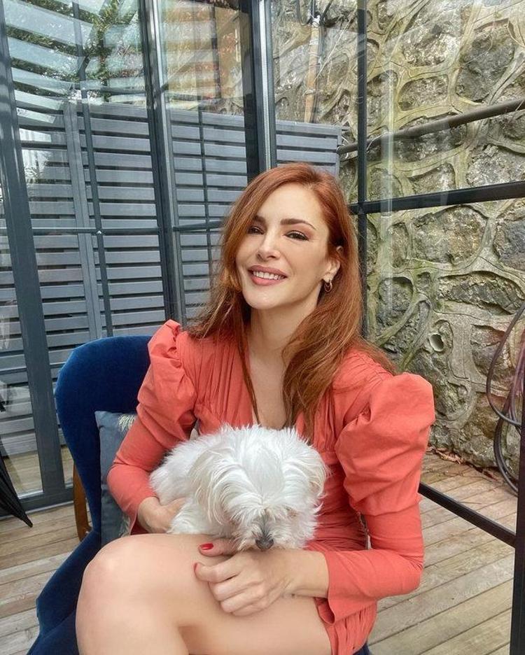 Mine Tugay mini eteğiyle göz kamaştırdı