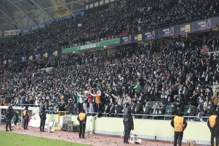 Konyada Ahmet Çalık gözyaşlarıyla anıldı Sahada duygusal anlar...