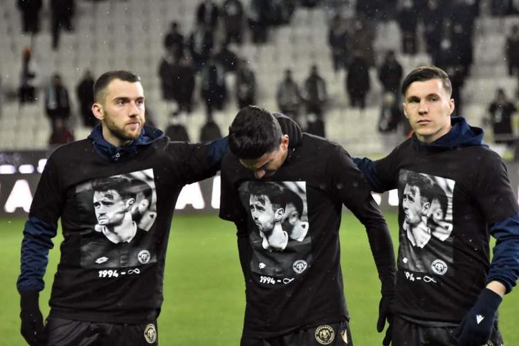 Konyada Ahmet Çalık gözyaşlarıyla anıldı Sahada duygusal anlar...