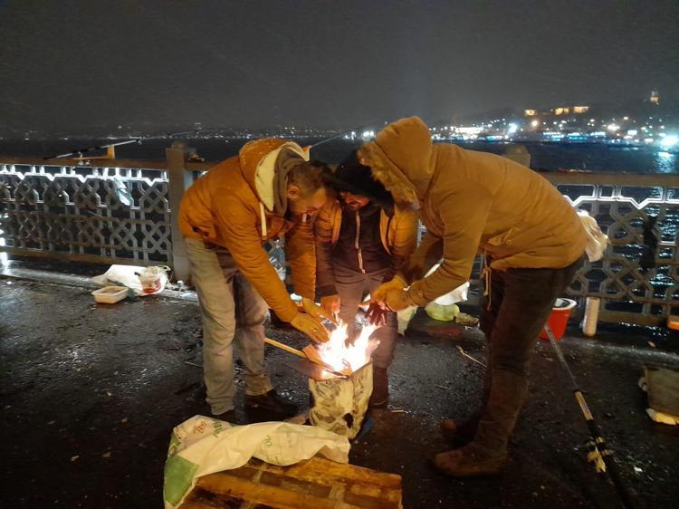 Kar başladı Meteorolojiden son dakika açıklaması MGM özellikle uyarıp saat verdi, günlerce sürecek ve...