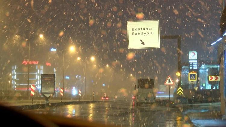 İSTANBULDA KAR YAĞIŞI GECE SAATLERİNDE BAŞLADI