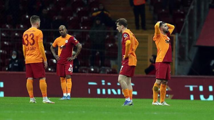 Galatasaray - Kasımpaşa maçında ortalık karıştı Tepetaklak oldular, taraftar çılgına döndü Tek tek yırttılar, Burak Elmasa tepki, Fatih Terime destek...