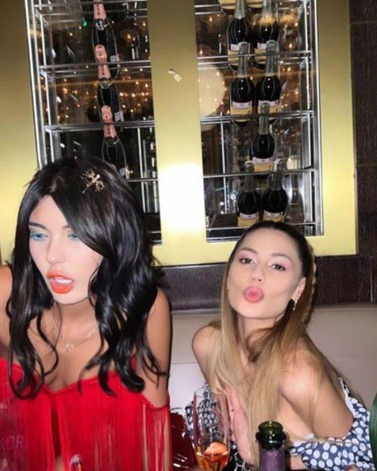 Nihal Candan minicik elbisesiyle frikik verdi Çareyi emojide buldu...