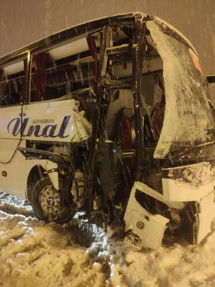 YOLCU OTOBÜSÜ KAZA YAPTI: 30 YARALI VAR
